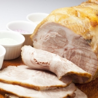 ホテル日航アリビラで、期間限定ブッフェ「沖縄産豚食べつくしフェア」が開催！