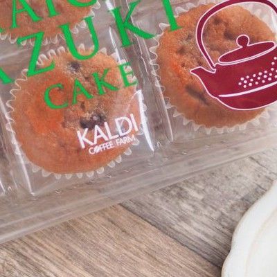 ひと口で三度おいしい。カルディ「抹茶あずきケーキ」が見逃せない