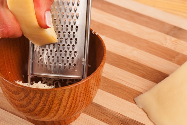 チーズを細かくしている様子