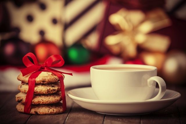 紅茶が注がれた白いティーカップとクッキー