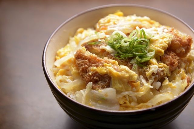 気になるカツ丼のカロリーと糖質 ダイエット中でも食べられる調理の工夫は Macaroni