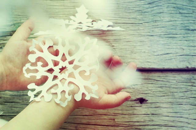 両手のひらに白いワタと雪の結晶のモチーフをのせた様子