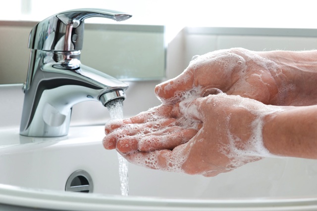 洗面所で手を洗っているところ