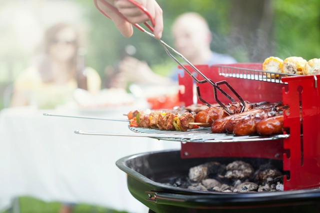 グリルでウインナーを焼いている