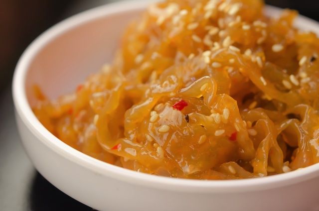 白の皿に盛られた中華くらげ