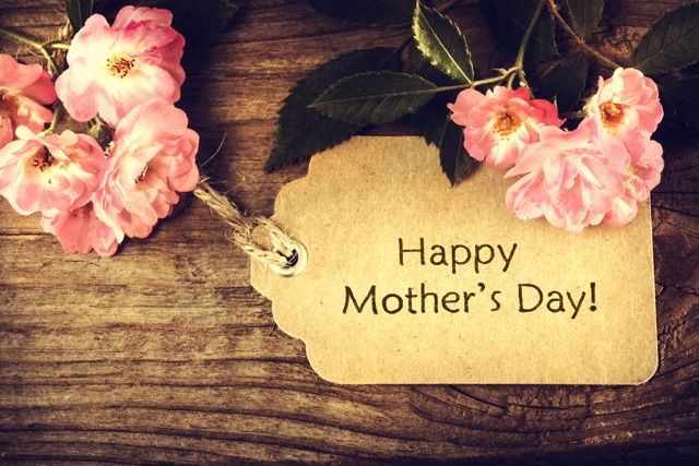 Happy Mother's Dayのメッセージが書かれた紙製のタグ