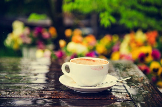 木のテーブルに置かれたコーヒーカップ