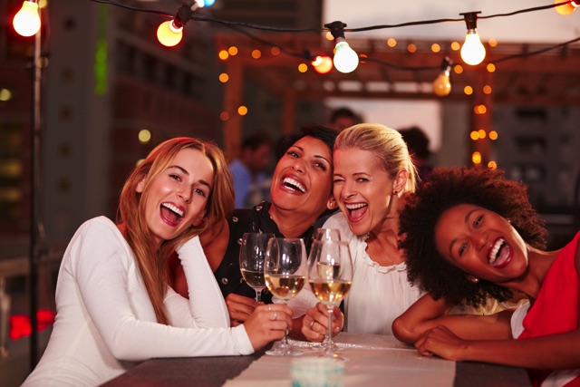 ワインを楽しむ4人の女性
