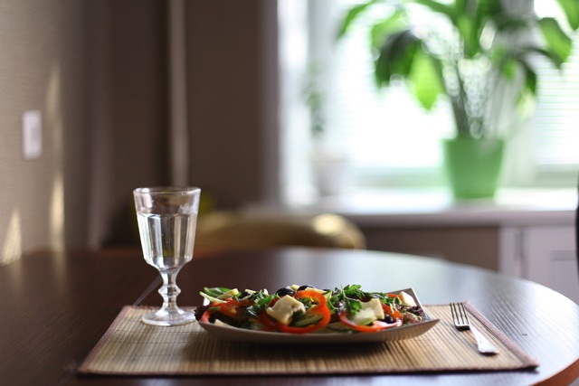 テーブルの上にある料理とグラス