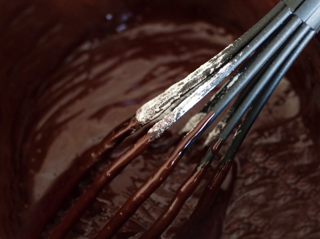 チョコレートを混ぜている画像