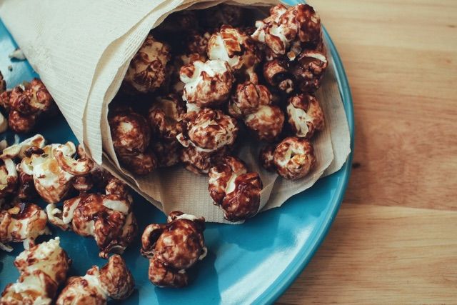 青い皿に盛り付けたチョコレート味のポップコーン