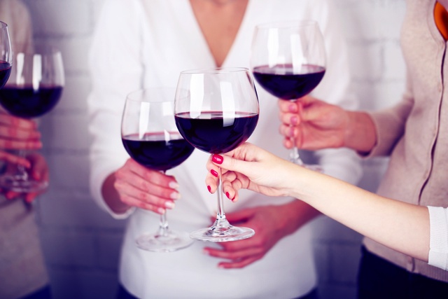 ワインで乾杯する女性たち
