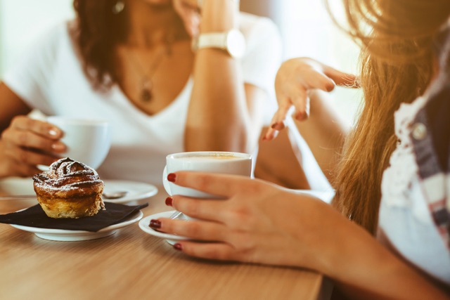 おしゃべりしている女性