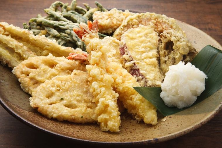 エビやれんこん、さつまいもやおくらなどの天ぷら