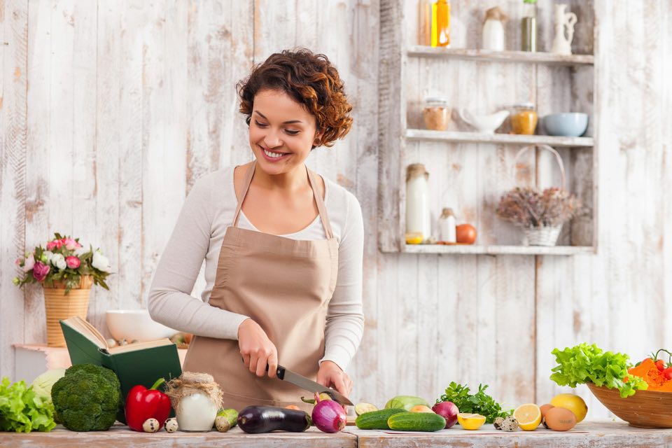 野菜を切る女性