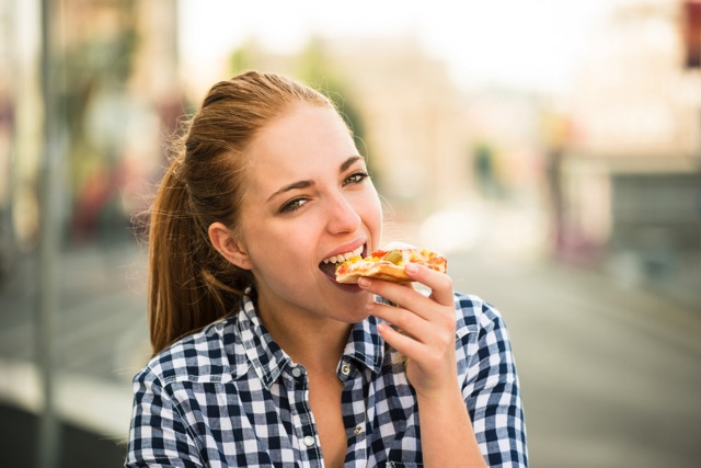 ベルリンのB級グルメ「カリーブルスト」ってなに？日本でも食べられる！の画像