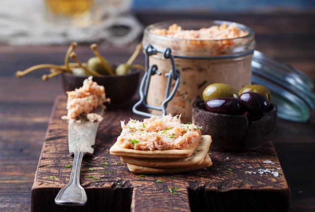 木製のボードの上にあるシーチキンのカナッペ