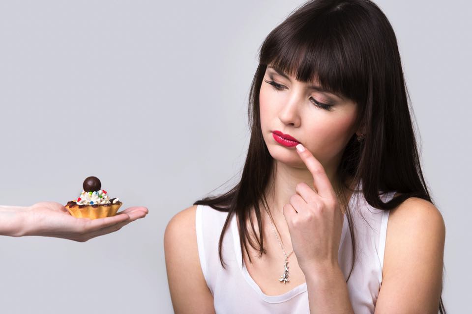 悩んでいる女性