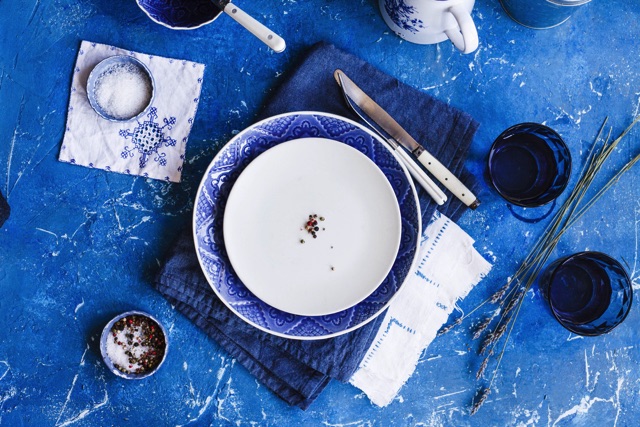 ブルー背景の食器たち