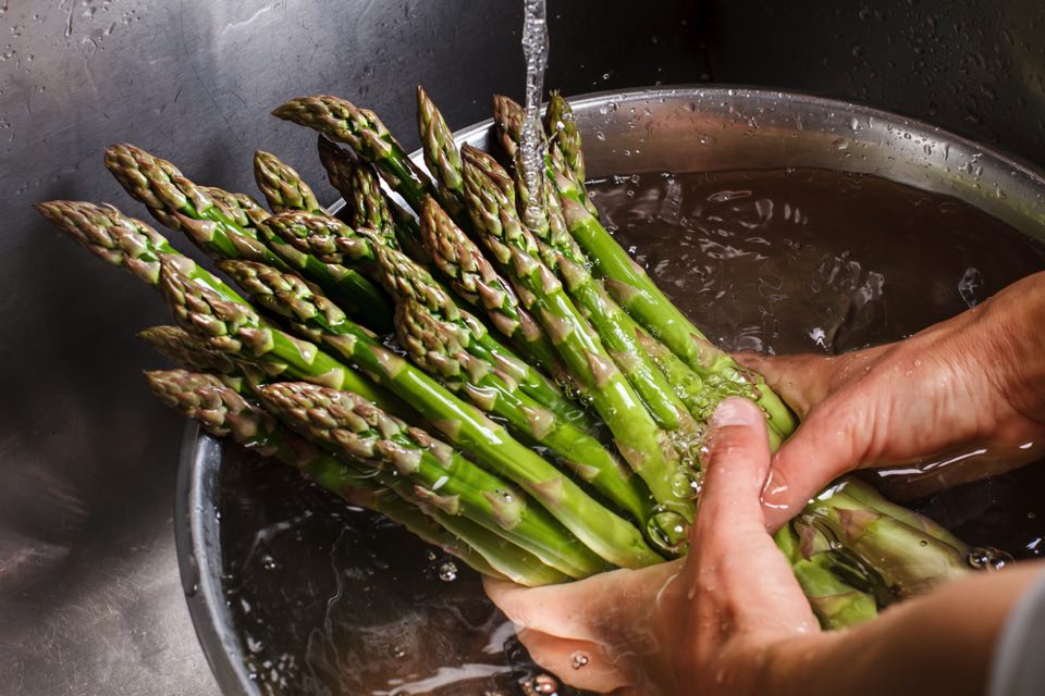ボールの中でアスパラを洗っている様子