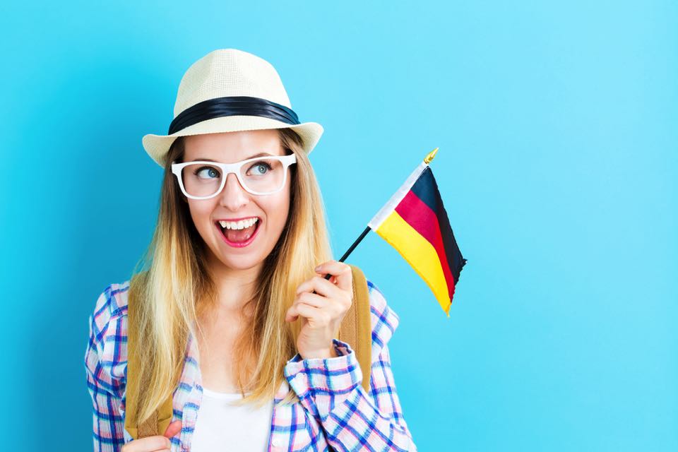 ドイツ国旗を持つ女性