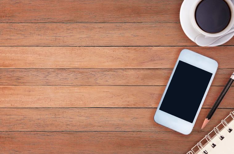 机の上にスマートフォン