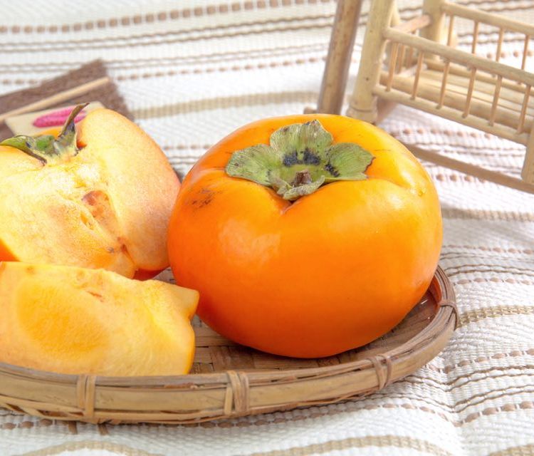 野菜ソムリエが解説 柿の種類と特徴 甘柿と渋柿の見分け方も Macaroni 野菜ソムリエが解説 柿の種類と特徴 甘柿と渋柿の見分け方も Macaroni