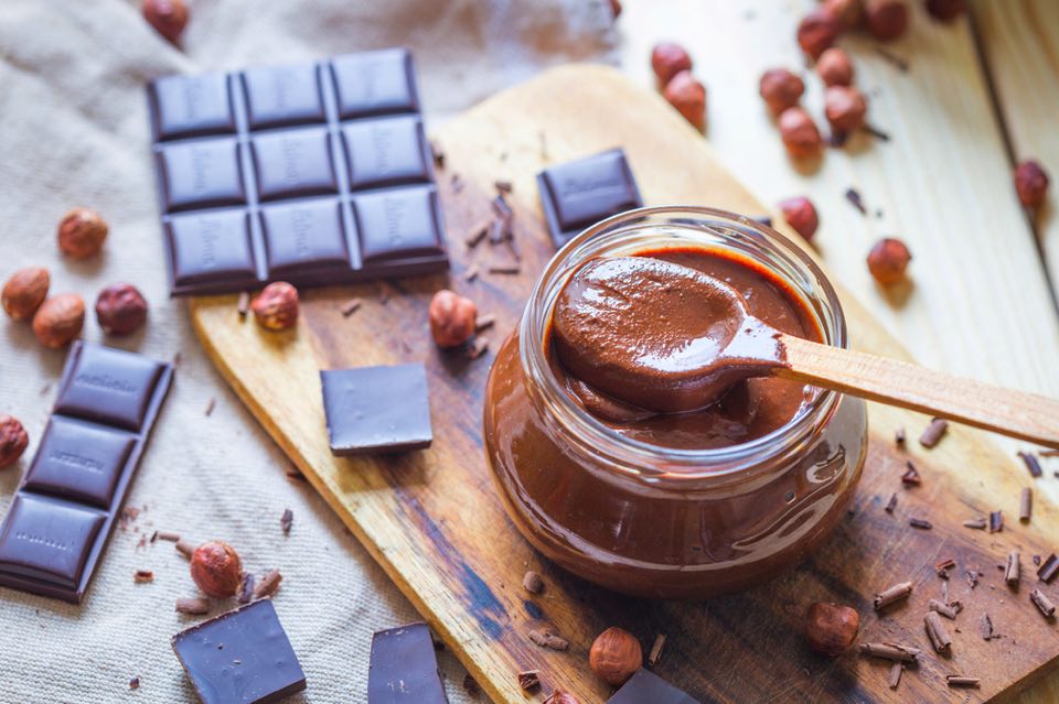 チョコレートを溶かしたものが瓶に入っている画像