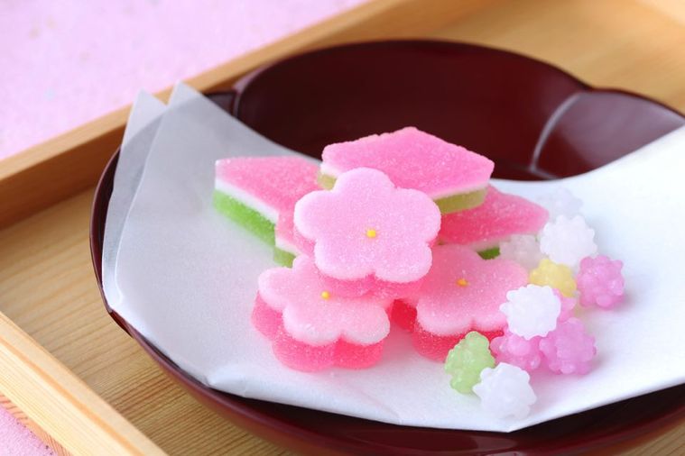 白い懐紙に置かれた和菓子
