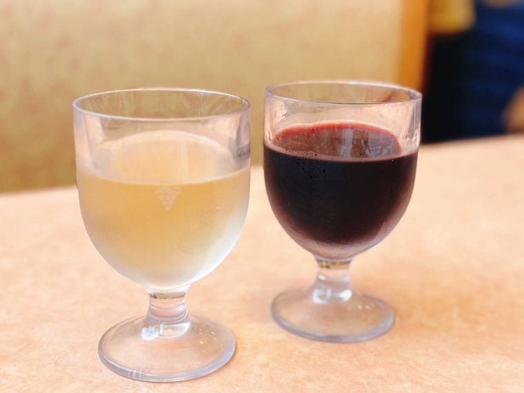 赤ワインと白ワインのグラスが机に並ぶ