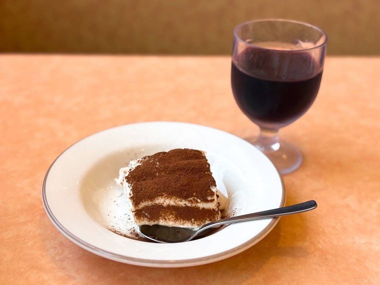 ティラミスと赤ワインが机に並ぶ