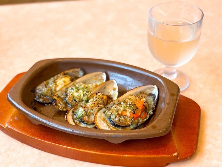 ムール貝と白ワインが机に並ぶ