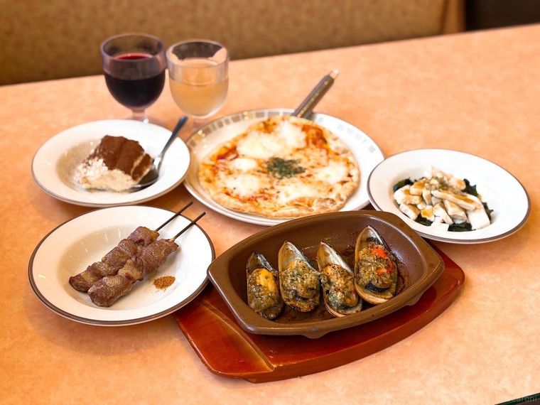 ワインと料理が机に並ぶ