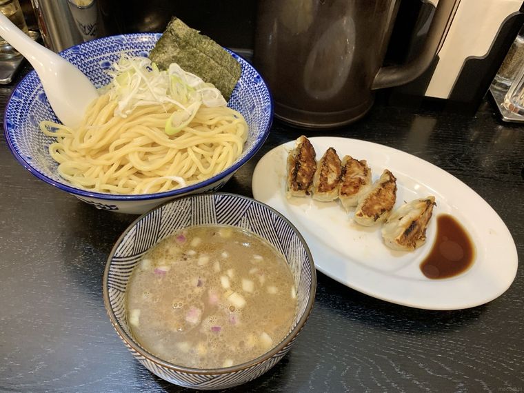 皿に盛りつけられた特製つけ麺、餃子