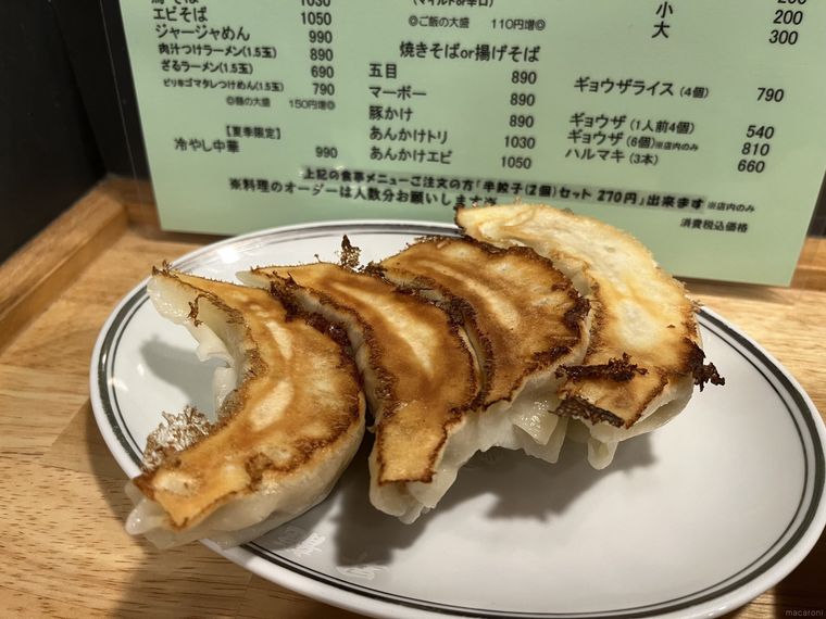白いお皿にのせたジャンボ餃子