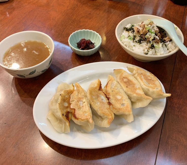 皿に盛りつけられたホタテ餃子