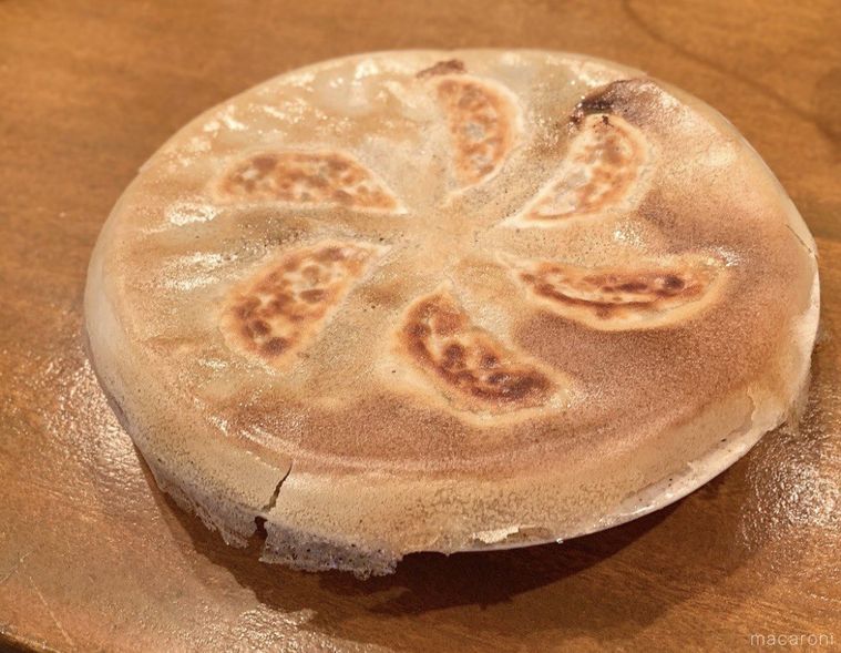 皿に盛りつけられた餃子