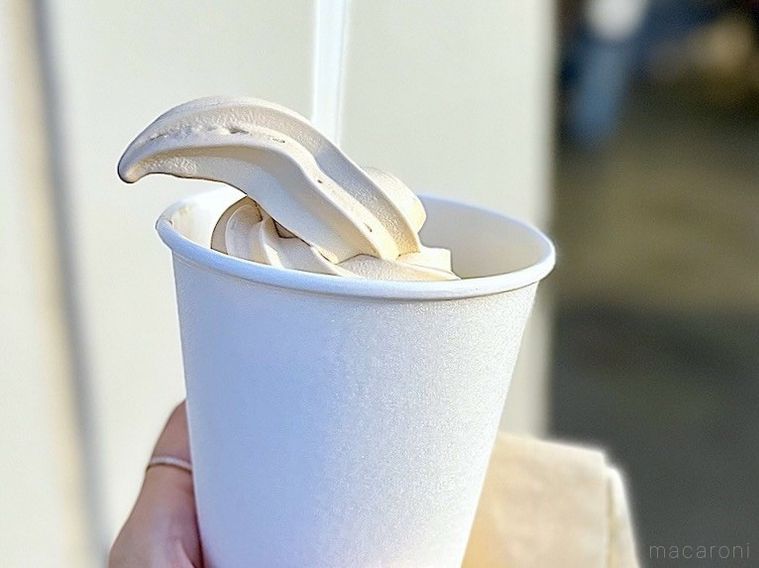 コストコのフードコート商品マロンソフトクリームを手に持っているところ