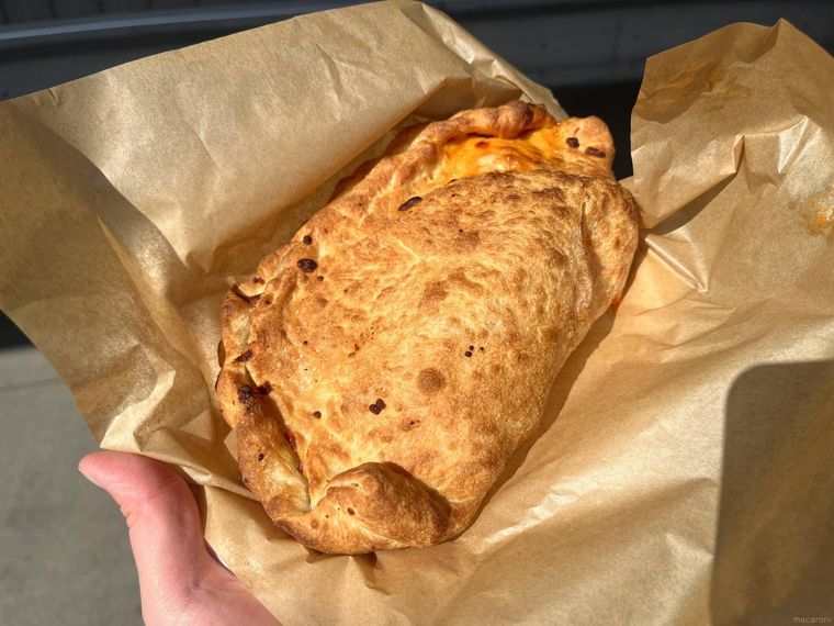 カルツォーネを手で持っている