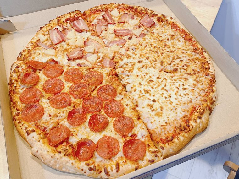 コストコのフードコートでピザを6ピース購入すると1ホールと同じケースに入れて提供してくれる