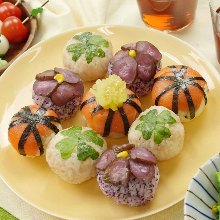 黄色の丸プレートに盛り付けた手まりおにぎり