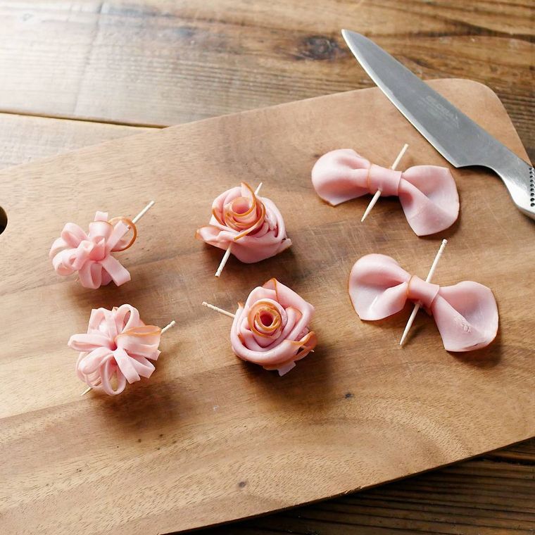 花、バラ、リボンの形にしたハムの飾り切り