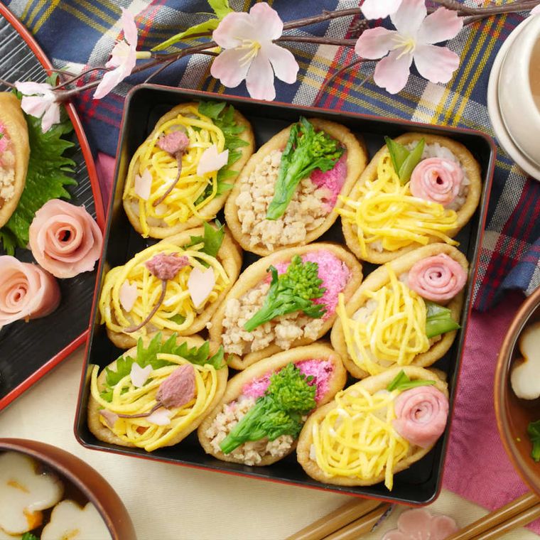 重箱の中に並べたお花のオープンいなり