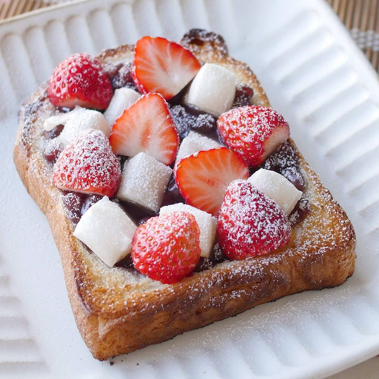 白い皿に盛られたいちごとお餅の大福トースト