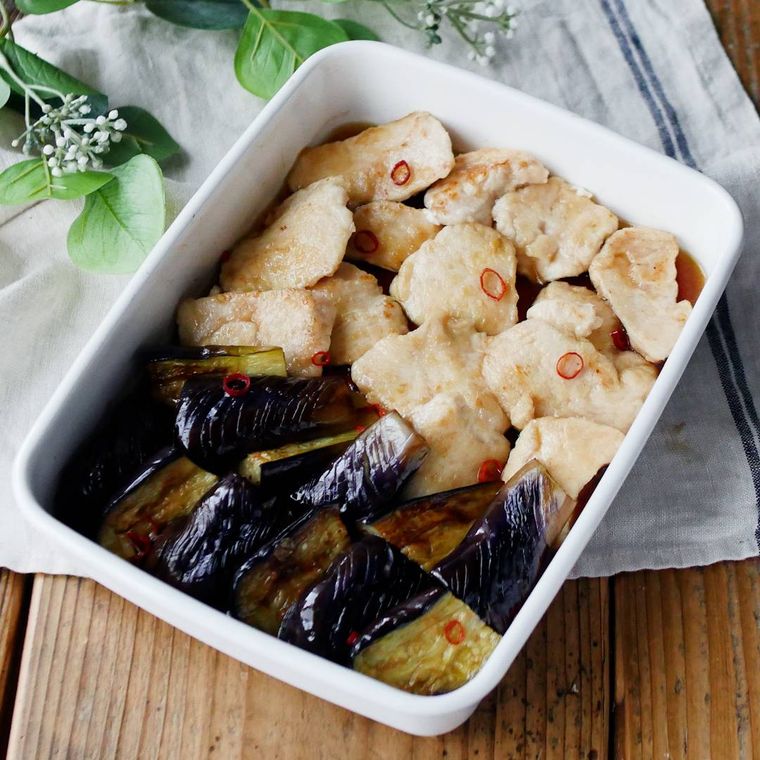 白い保存容器に入った鶏むね肉となすの南蛮漬け