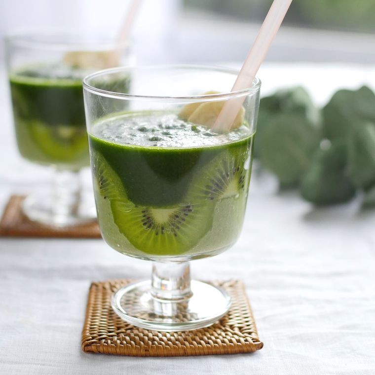 透明なグラスに入ったキウイフルーツと小松菜のスムージー