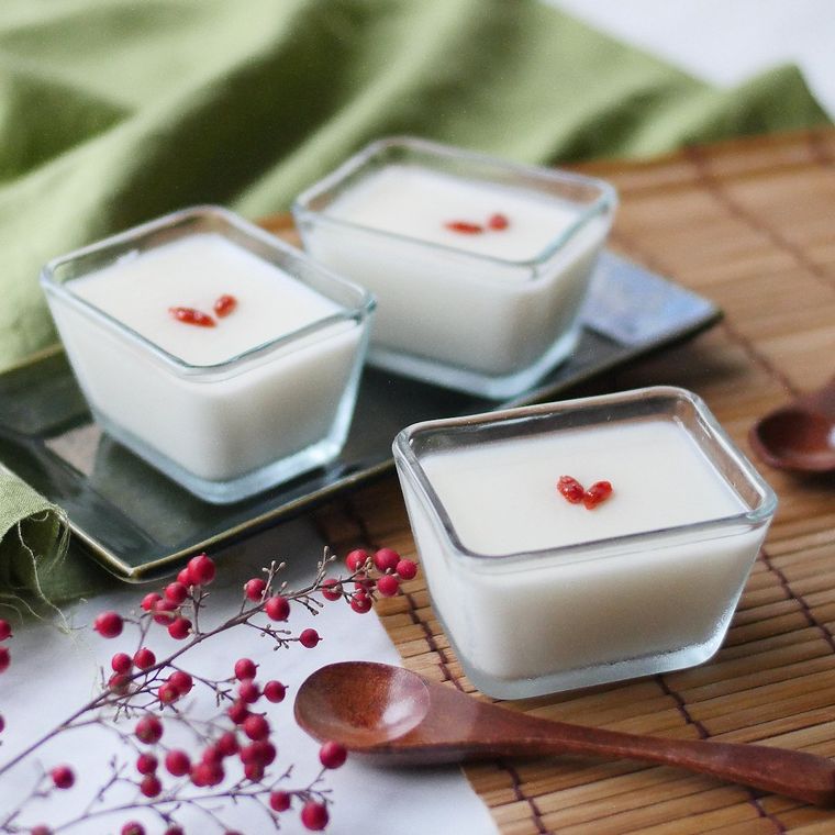 グラスに入った、たっぷりアーモンドミルクの杏仁豆腐風