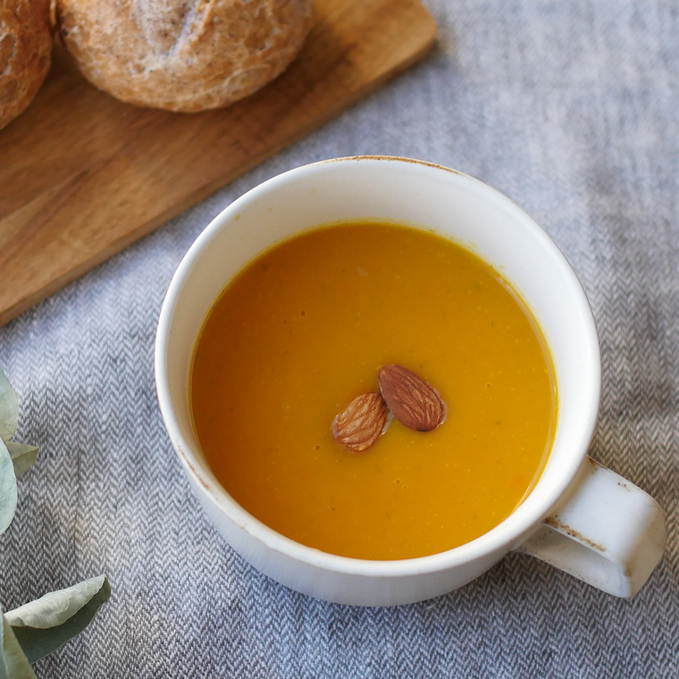 コップに入る、アーモンドミルクのにんじんポタージュ