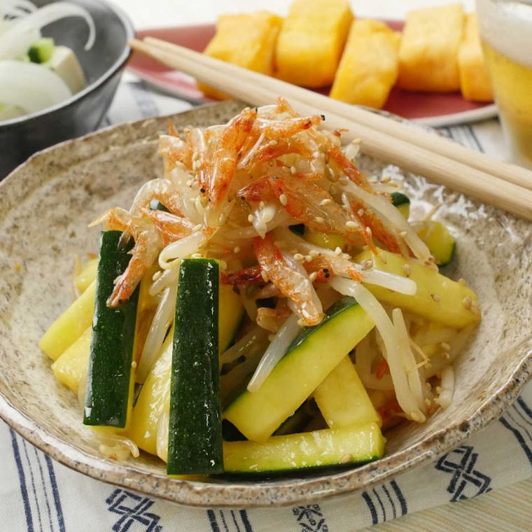 和風の小鉢に盛られたズッキーニともやしのナムル