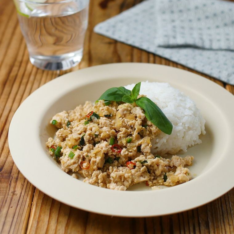 白いプレートに盛りつけられたレンチンガパオライス